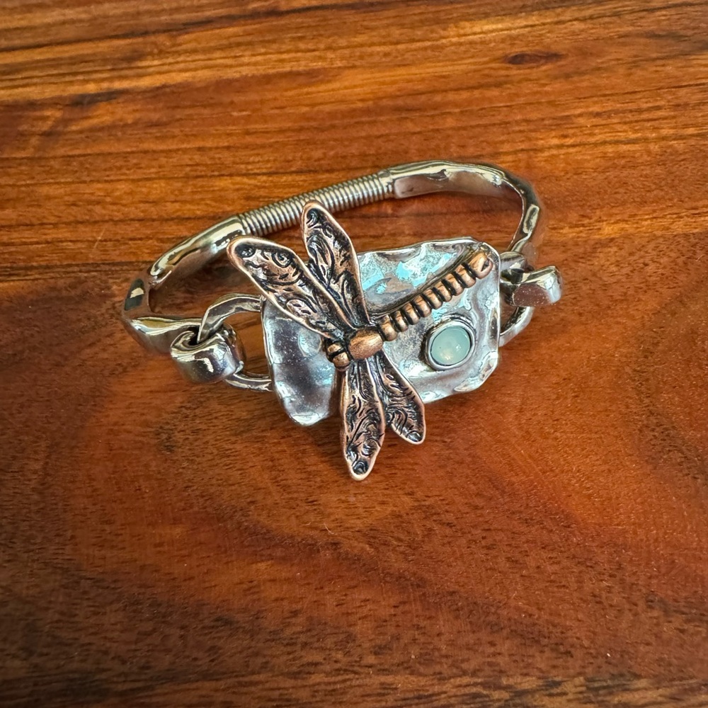 Dragonfly bracelet - side clasp closure. NWOT